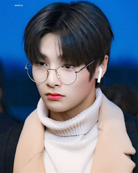 Jeonghans blonde hair has returned, and he looks as handsome as ever SEVENTEEN held their 2021 Japan Special Fanmeeting, HARE, and those who attended got a first look at Jeonghan s new hairstyle. . Jeongin new hair
